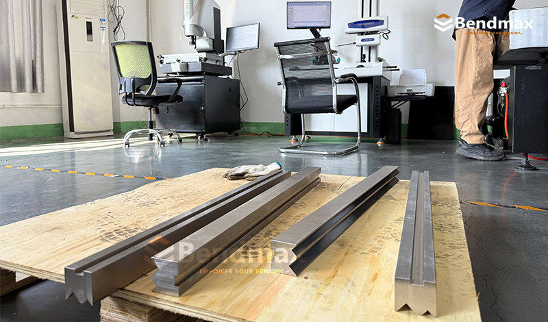 Почему компания Bendmax уделяет особое внимание строгому контролю технологического процесса при производстве оснастки для листогибочных прессов?
